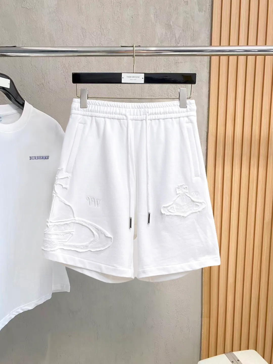 The Queen Mother's three-standard complete 2026 summer New Arrival men's casual shorts, advanced custom-made fabric Breathable fabric, Breathable elasticity and comfort, impeccable details, top-grade accessories, original logo design concept, delicate and soft feel! The upper body fit is awesome! Size: M-XXXL Please state your height and weight when ordering